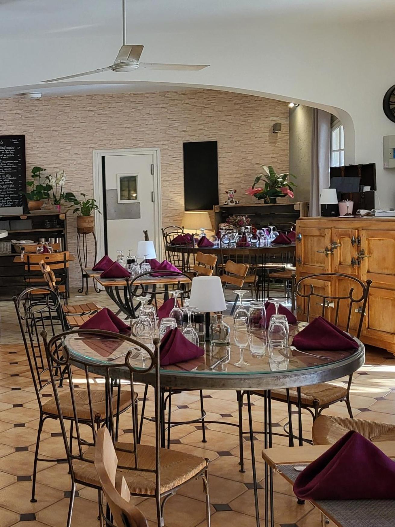 Auberge De La Table Ronde วินอง-ซัวร์-แวร์ดอง ภายนอก รูปภาพ